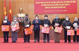 Bí thư Thành ủy Hà Nội động viên công nhân lao động, gia đình chính sách