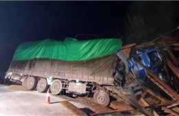 Xe tải chở gỗ mất lái trên Quốc lộ 16 khiến 3 người thương vong