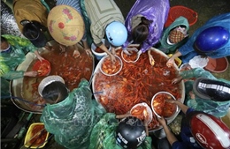 Hà Nội: Nhộn nhịp khu chợ buôn bán cá ngày ông Công, ông Táo