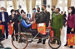 Đại tướng Tô Lâm tặng quà Tết tại Trung tâm điều dưỡng thương binh Thuận Thành
