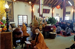 Kiều bào tại Pháp cầu an đầu Xuân tại Trúc Lâm Thiền viện