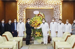 Trưởng ban Tuyên giáo Trung ương thăm, chúc mừng nhân Ngày Thầy thuốc Việt Nam