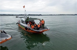 Quảng Nam: Trục vớt, đưa vào bờ thành công ca nô bị nạn trên biển Cửa Đại