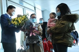Người Việt trở về từ Ukraine: Xúc động, biết ơn khi được trở về quê hương