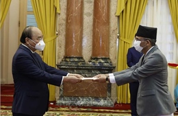 Chủ tịch nước Nguyễn Xuân Phúc tiếp Đại sứ Nepal đến trình Quốc thư