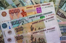 Đồng nội tệ Nga tiếp tục giảm giá sau các lệnh trừng phạt mới