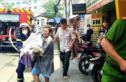 Kịp thời giải cứu 2 người bị liệt toàn thân khỏi đám cháy