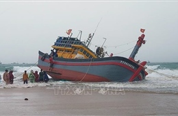 Phú Yên: Ứng cứu các tàu cá bị mắc cạn do sóng đánh dạt vào bờ