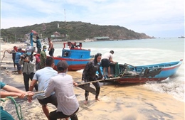 Dừng trục vớt ghe, thuyền của ngư dân Bình Định bị chìm vì thời tiết xấu