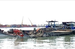 Bắt giữ 2 phương tiện vận chuyển cát trái phép trên sông Đồng Nai