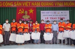 Trao tặng nhà Chữ thập đỏ và áo phao cứu sinh cho ngư dân Phú Yên