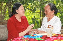 Đồng chí Bùi Thị Minh Hoài thăm Mẹ Việt Nam Anh hùng tại Vĩnh Long
