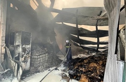 Hà Nội: Dập tắt đám cháy lớn tại công ty kinh doanh vật liệu xây dựng