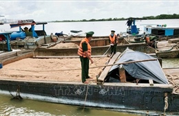 Tạm giữ 3 phương tiện thủy vận chuyển cát trái phép trên sông Đồng Nai