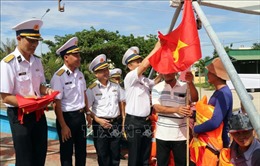 Bộ Tư lệnh Hải quân tặng quà và khám, chữa bệnh cho ngư dân ở Ninh Thuận