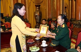 Phó Chủ tịch nước tiếp Đại đội Nữ lái xe Trường Sơn