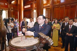 Chủ tịch Quốc hội dâng hương tưởng niệm Bác Hồ tại Khu Di tích Kim Liên