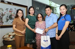 Tổng Giám đốc Vũ Việt Trang thăm, tặng quà các gia đình liệt sĩ của TTXVN 