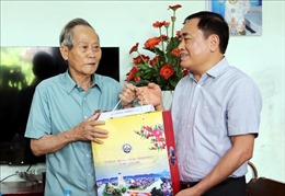 Lãnh đạo tỉnh Lạng Sơn thăm tặng quà gia đình chính sách