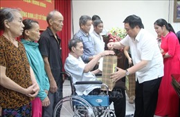 Đồng chí Nguyễn Xuân Thắng thăm, tặng quà các gia đình chính sách tại Hà Tĩnh