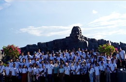 Trại hè Việt Nam năm 2022: Dâng hương tại Tượng đài Mẹ Việt Nam Anh hùng ở Quảng Nam