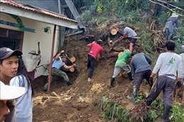 Philippines chuyển hàng viện trợ tới các khu vực bị cô lập do động đất