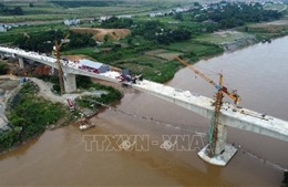 Lào Cai: Hợp long cây cầu thứ 8 bắc qua sông Hồng