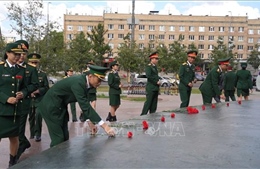 Đoàn Việt Nam tham gia Army Games dâng hoa tại Tượng đài Chủ tịch Hồ Chí Minh ở Moskva
