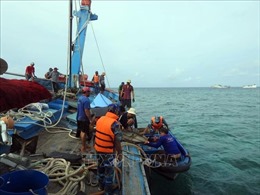 Hải đoàn 129 Hải quân cứu nạn tàu cá ở khu vực đảo Đá Tây