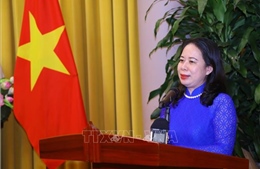 Phó Chủ tịch nước Võ Thị Ánh Xuân thăm, tặng quà cho trẻ em phẫu thuật nụ cười