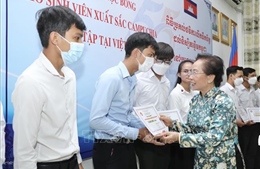 Hội Khuyến học Việt Nam trao học bổng cho sinh viên Campuchia có thành tích xuất sắc