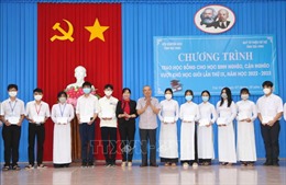 Trao học bổng cho học sinh, sinh viên nghèo hiếu học ở Trà Vinh