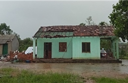 Lốc xoáy ở Sơn Tịnh, nhiều nhà dân bị tốc mái