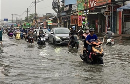 Triều cường dâng cao, nhiều nơi ở TP Hồ Chí Minh ngập sâu
