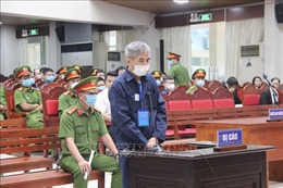 Vụ buôn lậu xăng dầu ở Đồng Nai: Đối tượng cầm đầu bật khóc tại tòa vì kéo con trai vào vòng lao lý