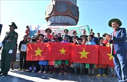 Trao tặng cờ Tổ quốc cho bộ đội biên phòng và nhân dân khu vực biên giới Hà Giang