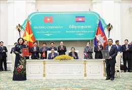 Thủ tướng Phạm Minh Chính và Thủ tướng Campuchia Hun Sen chứng kiến lễ ký văn kiện hợp tác