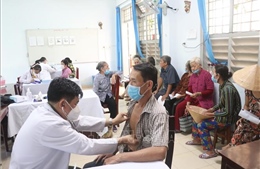 Khám bệnh, cấp phát thuốc miễn phí cho trên 300 người nghèo ở Bến Tre