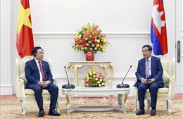 Chủ tịch Quốc hội Vương Đình Huệ hội kiến Thủ tướng Campuchia Hun Sen