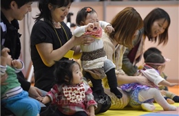 Số trẻ mới sinh tại Nhật Bản lần đầu tiên giảm xuống dưới 800.000/năm