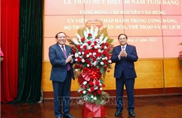 Trao tặng Bộ trưởng Bộ Văn hóa, Thể thao và Du lịch Nguyễn Văn Hùng huy hiệu 40 năm tuổi đảng 