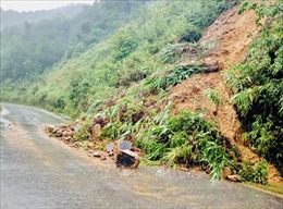 Hà Tĩnh: Mưa lớn gây sạt lở đất đá, ách tắc trên Quốc lộ 8A