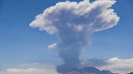 Núi lửa Lascar ở Chile phun trào dữ dội, cột tro bụi cao tới 6.000m