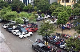 Bãi trông giữ xe &#39;nuốt chửng&#39; không gian sinh hoạt công cộng tại Cầu Giấy, Hà Nội