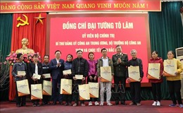 Bộ trưởng Bộ Công an tặng quà cho người lao động khó khăn tại Bắc Ninh