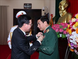 Trao Huy hiệu 40 năm tuổi Đảng tặng các đồng chí lãnh đạo Bộ Quốc phòng