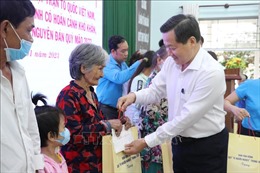 Phó Thủ tướng Lê Minh Khái tặng quà công nhân, người dân có hoàn cảnh khó khăn tại Long An