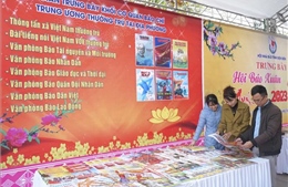 Trưng bày các ấn phẩm báo Xuân ở Điện Biên