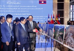 Thủ tướng Phạm Minh Chính, Thủ tướng Sonexay Siphandon tham quan trưng bày ảnh về thành tựu hợp tác Việt Nam – Lào
