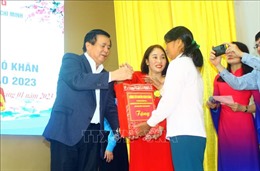 Ủy viên Bộ Chính trị Nguyễn Xuân Thắng thăm và tặng quà Tết tại Nghệ An